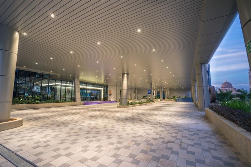 Zenith Hotel Putrajaya Exterior photo The drop-off area at the main entrance of the terminal